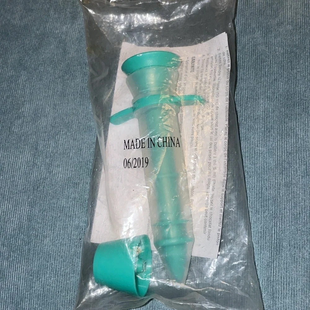 Pampered Chef Silicone Teal Chocolate Drizzler BRAND NEW Dessert Decor Tool